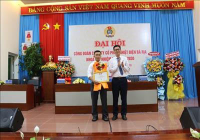 Công đoàn Nhiệt điện Bà Rịa: Trao Kỷ niệm chương “Vì sự nghiệp xây dựng tổ chức Công đoàn” cho ông Lê Phát Minh Dũng